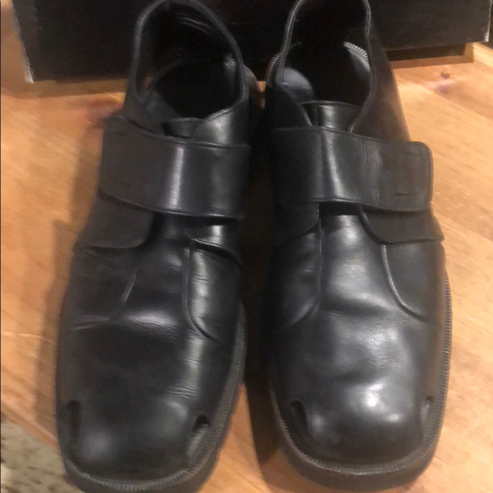 Donald Pliner open toe leather sandals; used